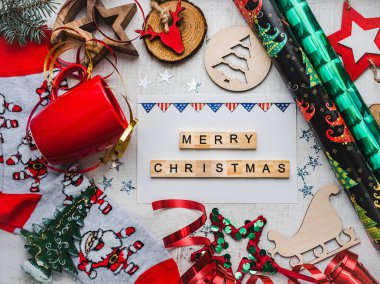 Noel kartı. Renkli Noel süsleri ve ABD bayrağı çizim oyuncak, Noel Baba, kırmızı kupa ve şerit beyaz, ahşap yüzeyi ile çorap sıcak. Mutlu Noeller. Görünümü, yakın çekim top, yat