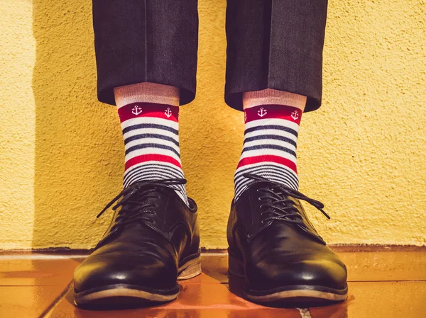 Pernas Masculinas Sapatos Elegantes Meias Coloridas Com Padrão Forma Âncoras — Fotografia de Stock
