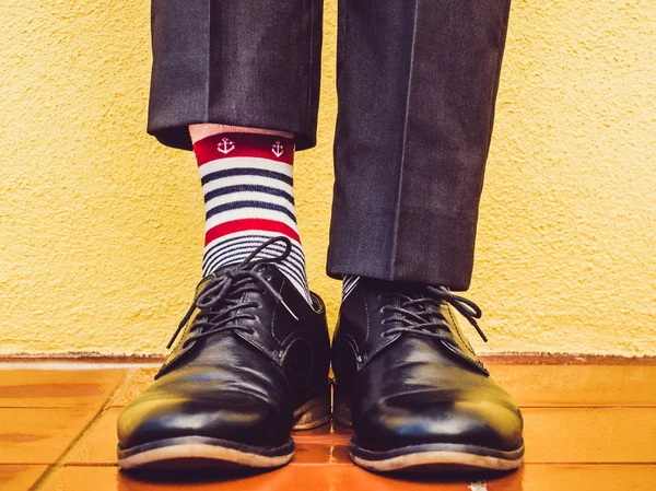 Мужские Ноги Стильная Обувь Красочные Носки Узором Виде Якорей Фоне — стоковое фото