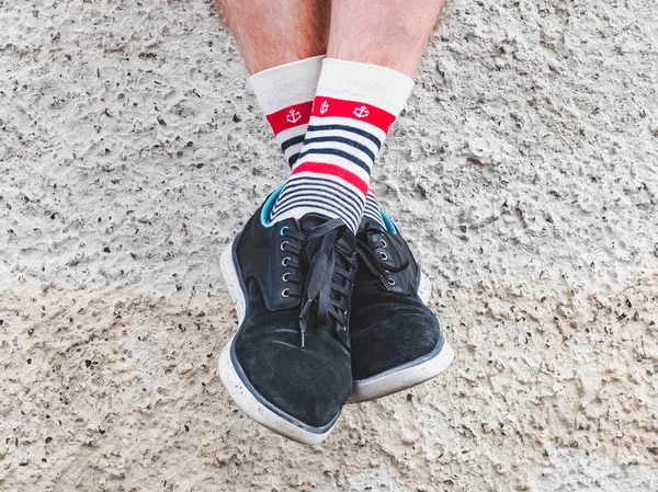 Mens pernas em sapatos esportivos e meias brancas — Fotografia de Stock