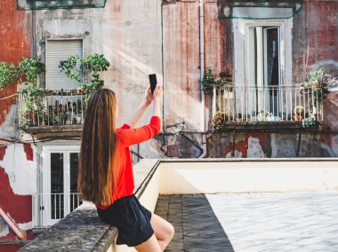 Telefon arka planda olan güzel kadın eski evler