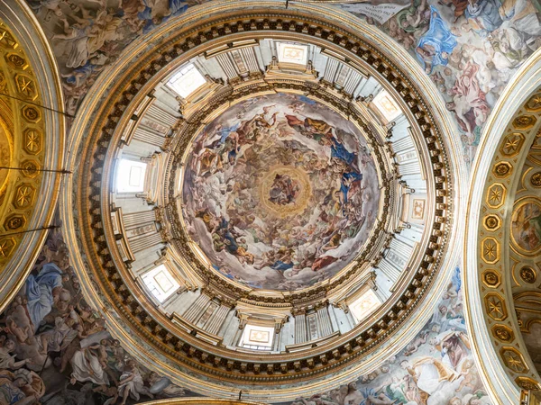 Cúpula brillante y colorida de la antigua iglesia — Foto de Stock