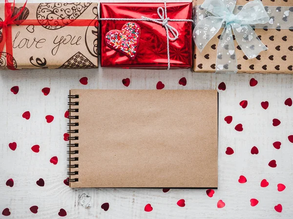 Blank Notepad Page Сладких Слов Любви Ярких Подарочных Коробок Конфет — стоковое фото