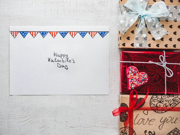Veselého Valentýna Světlé Dárkové Krabičky Svázané Stuhou Poznámku Sladká Slova — Stock fotografie