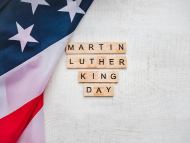 Martin Luther King, Jr gün. Güzel tebrik kartı. Beyaz arka plan, yakın çekim, üstten görünüm, ahşap yüzey izole. Tebrikler sevdiklerini, akrabalar, arkadaşlar ve iş arkadaşları için