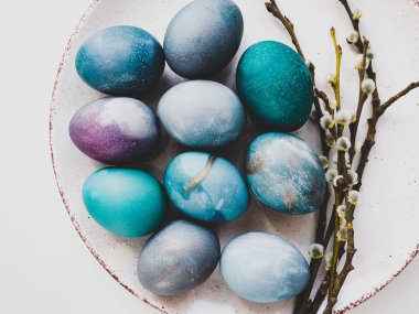 Paskalya yumurta beyaz bir arka plan üzerinde parlak renklerle boyalı. Üstten görünüm, yakın çekim, izole. Mutlu Paskalya hazırlık tatil için