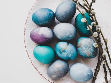 Paskalya yumurta beyaz bir arka plan üzerinde parlak renklerle boyalı. Üstten görünüm, yakın çekim, izole. Mutlu Paskalya hazırlık tatil için
