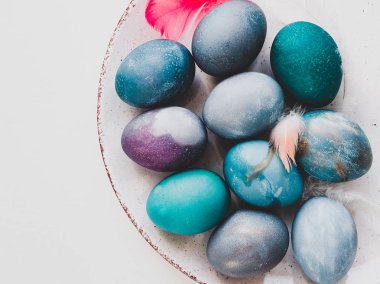 Paskalya yumurta beyaz bir arka plan üzerinde parlak renklerle boyalı. Üstten görünüm, yakın çekim, izole. Mutlu Paskalya hazırlık tatil için