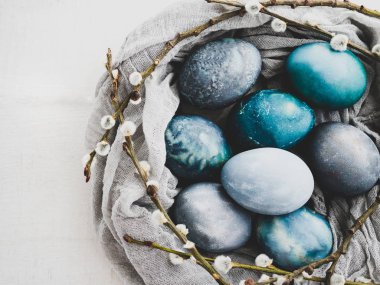 Paskalya yumurta beyaz bir arka plan üzerinde parlak renklerle boyalı. Üstten görünüm, yakın çekim, izole. Mutlu Paskalya hazırlık tatil için