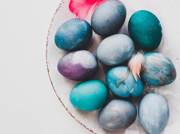 Paskalya yumurta beyaz bir arka plan üzerinde parlak renklerle boyalı. Üstten görünüm, yakın çekim, izole. Mutlu Paskalya hazırlık tatil için