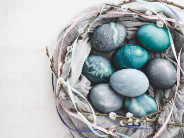 Paskalya yumurta beyaz bir arka plan üzerinde parlak renklerde boyanmış