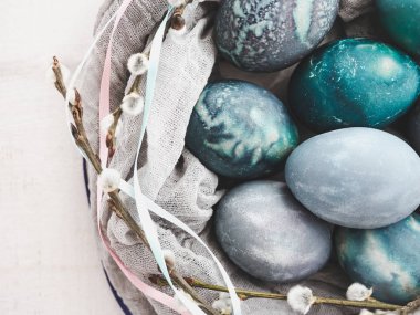 Paskalya yumurta beyaz bir arka plan üzerinde parlak renklerde boyanmış