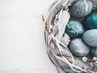 Paskalya yumurta beyaz bir arka plan üzerinde parlak renklerde boyanmış. Üstten görünüm, yakın çekim, izole. Mutlu Paskalyalar. Tatil için hazırlık