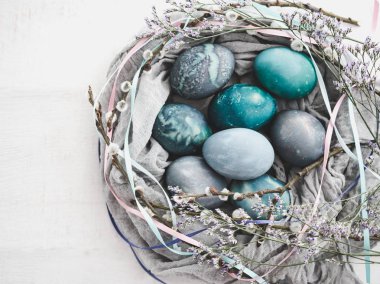 Paskalya yumurta beyaz bir arka plan üzerinde parlak renklerde boyanmış. Üstten görünüm, yakın çekim, izole. Mutlu Paskalyalar. Tatil için hazırlık