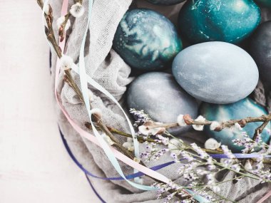 Paskalya yumurta beyaz bir arka plan üzerinde parlak renklerde boyanmış. Üstten görünüm, yakın çekim, izole. Mutlu Paskalyalar. Tatil için hazırlık