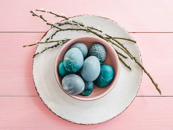 Huevos de Pascua pintados en colores brillantes sobre un fondo rosa — Foto de Stock