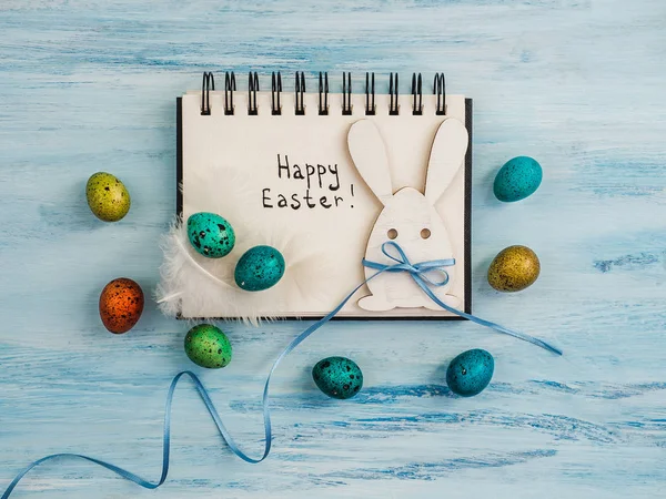 Œufs de Pâques peints en couleurs vives, page carnet — Photo