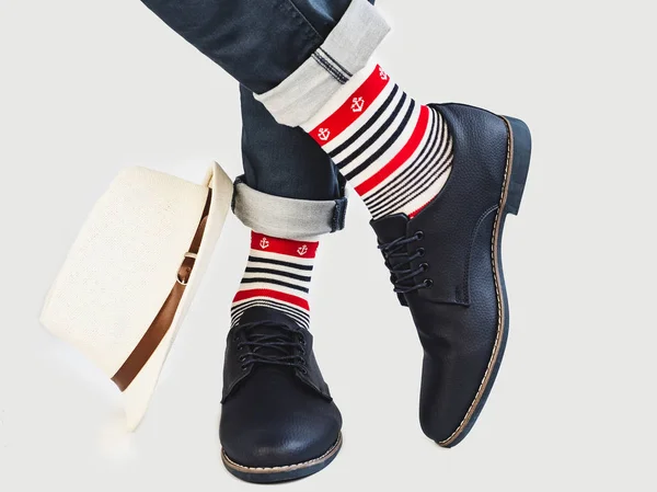 Gambe Uomo Calzini Luminosi Multicolori Tema Nautico Cappello Scarpe Sfondo — Foto Stock