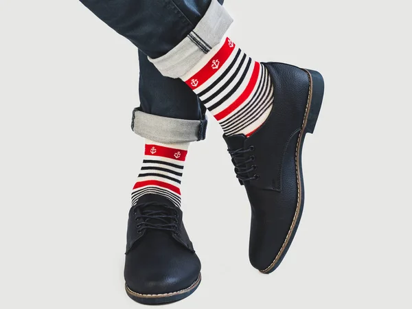 Чоловічі Ноги Яскраві Смугасті Різнокольорові Шкарпетки Морською Тематикою Взуттям Білому — стокове фото