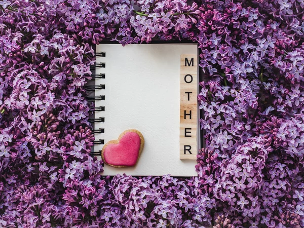 母の言葉と美しいグリーティング カード メモ帳 ライラック色の花とアルファベットの木製の文字の空白のページです 平面図 クローズ アップです 愛する人 親戚や家族のお祝い — ストック写真
