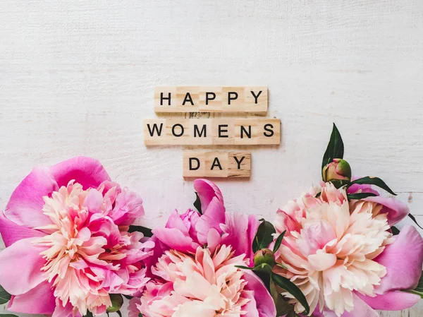 Schöne Grußkarte Zum Internationalen Frauentag Pfingstrosen Holzbuchstaben Auf Weißem Isoliertem — Stockfoto