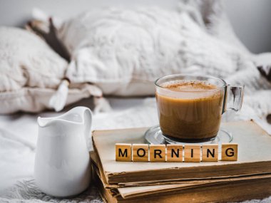 Bir fincan aromalı kahve, krema taze süt, eski kitaplar, yastık ve bir şal. Erken Kahvaltı, güneşli sabah