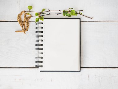 Sketchbook, boş sayfa, parlak çiçek, pembe kurdele kurulların beyaz bir tablo. Üstten görünüm, yakın çekim. Tebrikler sevdiklerini, Aile, arkadaşlar ve iş arkadaşları için