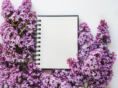 Not Defteri, yazıtlar, parlak Lila çiçek için boş sayfa. Üstten Görünüm, yakın çekim. Tatil için hazırlık. Tebrikler sevdiklerini, Aile, arkadaşlar ve iş arkadaşları için