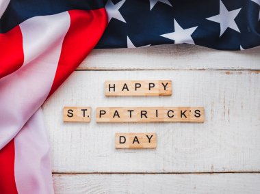 St.Patrick'ın gün. Güzel kart. Beyaz arka plan, yakın çekim, üstten görünüm, ahşap yüzey izole. Tebrikler sevdiklerini, akrabalar, arkadaşlar ve iş arkadaşları için