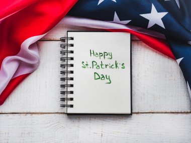 St.Patrick'ın gün. Güzel kart. Kutlama yazıt ile not etmek. İzole arka plan, yakın çekim, üstten görünüm, ahşap yüzey. Tebrikler sevdiklerini, akrabalar, arkadaşlar ve iş arkadaşları için