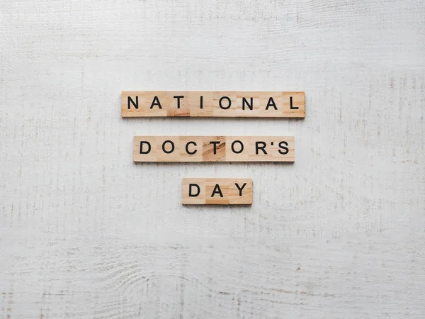 Den Šťastný Národní Lékaře Krásná Karta Dřevěná Písmena Abecedy Pozdrav — Stock fotografie