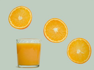 Taze portakal suyu, portakal dilimleri beyaz uçan cam arka plan izole. Yakın çekim. Lezzetli ve sağlıklı gıda kavramı