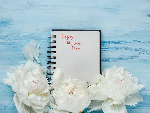 Ljusa Blommor Och Anteckningsboken Med Grattis Mors Dag Ovanifrån Närbild — Stockfoto