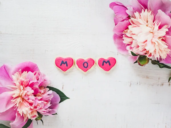 Flores Brilhantes Rosa Biscoito Envidraçado Com Palavra Mom Fundo Branco — Fotografia de Stock