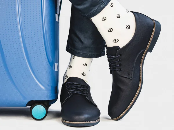 Şık Çanta Erkekler Bacaklar Parlak Çok Renkli Çorap Deniz Bir — Stok fotoğraf