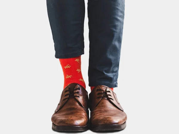 Ofis Müdürü Şık Ayakkabılar Mavi Pantolon Beyaz Parlak Renkli Çorap — Stok fotoğraf