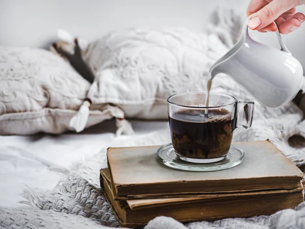 Női Kézi Öntés Illatos Kávé Egy Csésze Háttérben Régi Könyvek — Stock Fotó