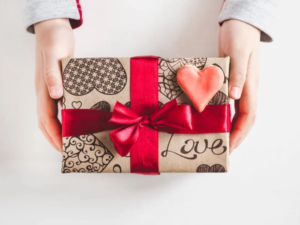 Manos Padre Hijo Hermosa Caja Con Regalo Sobre Fondo Blanco — Foto de Stock