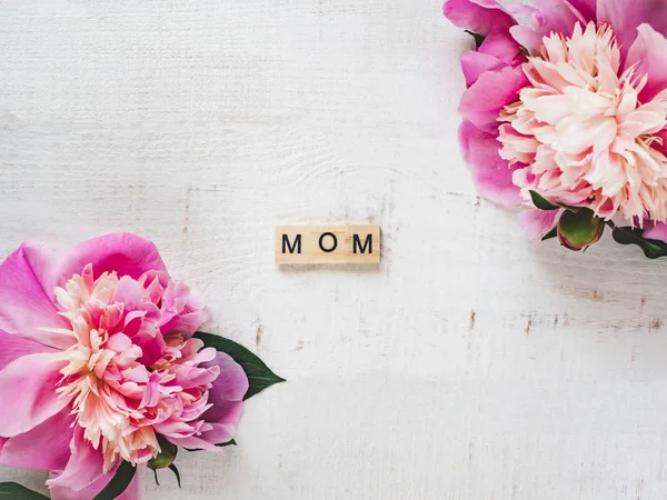 Pivoines colorées et mot MOM sur fond blanc — Photo