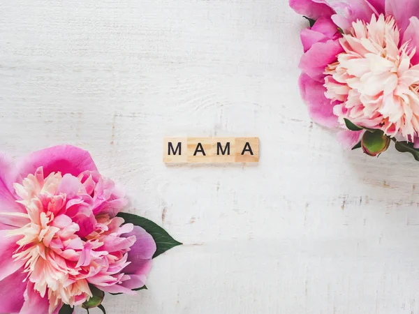 Peônias coloridas e palavra MOM em um fundo branco — Fotografia de Stock
