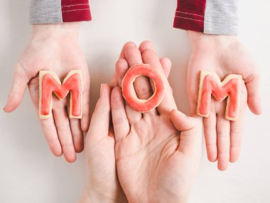 Genç bir kızı ve annesinin elinde