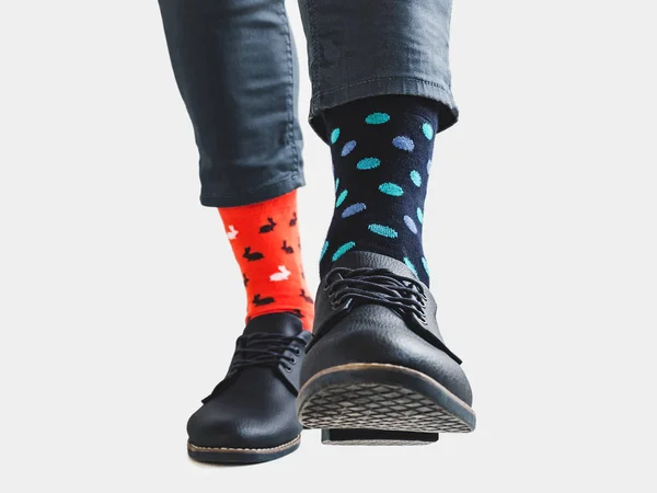 Επιχειρηματίας, μοντέρνα παπούτσια και φωτεινά, χρωματιστά κάλτσες — Φωτογραφία Αρχείου