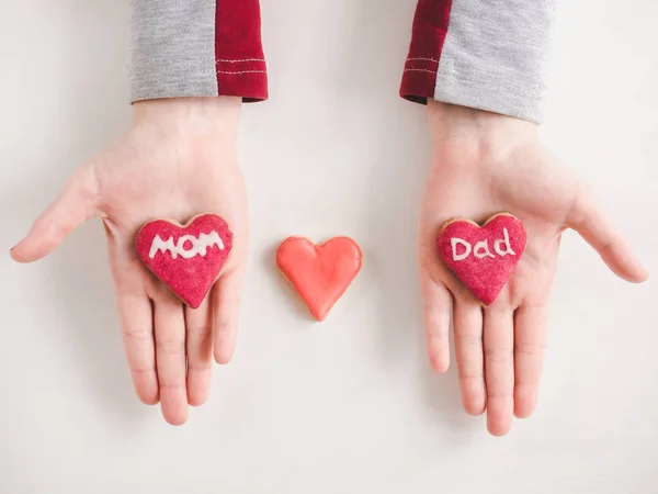 Руки младшей дочери и слово "мама" — стоковое фото