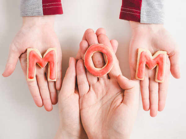 Руки младшей дочери и матери
