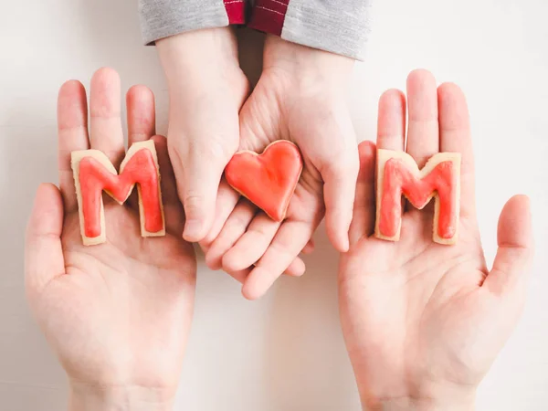 Hands of a younger daughter and her mother's — Stock Photo, Image