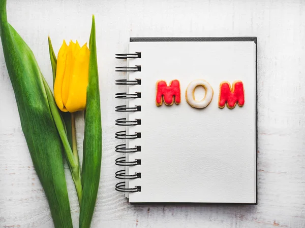 Belo cartão de saudação com a palavra MOM — Fotografia de Stock