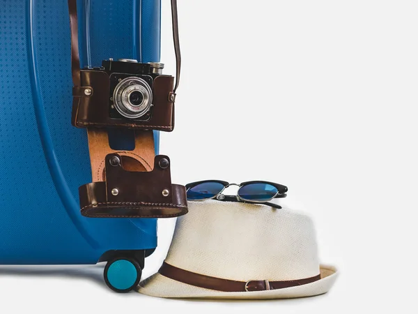 Стильна валіза, сонячний капелюх і старовинна камера — стокове фото
