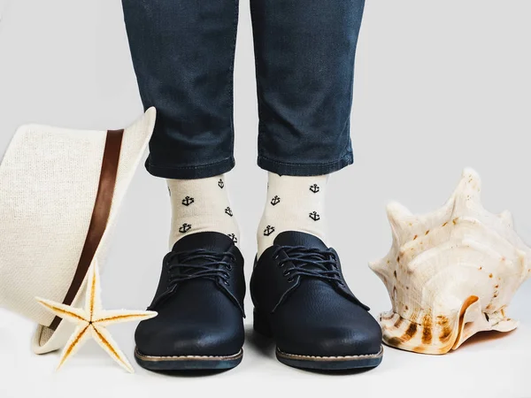 Pernas masculinas, sapatos da moda e meias brilhantes — Fotografia de Stock