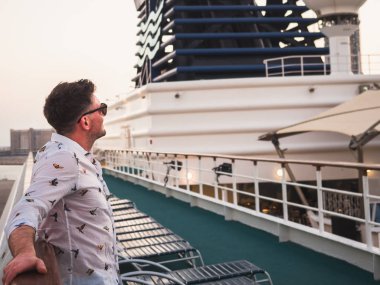 Boş güvertede duran çekici adam