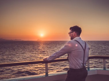 Güvertede beyaz gömlekli çekici adam